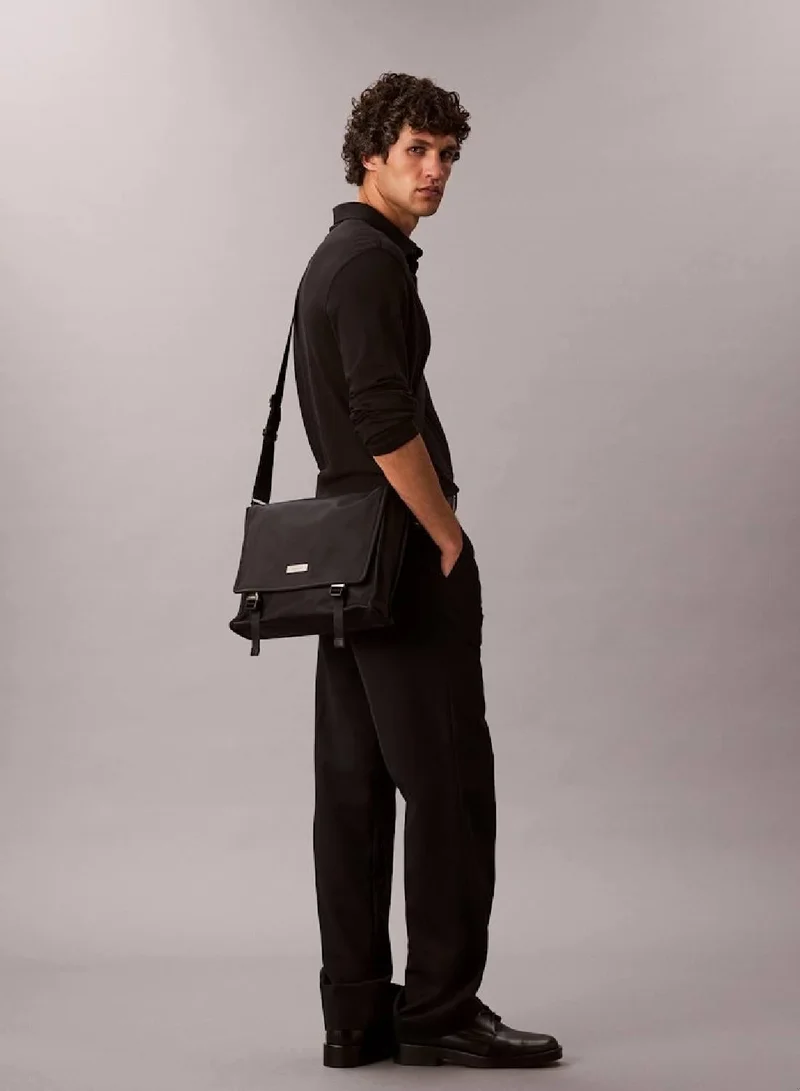 كالفن كلاين حقيبة مسنجر من النايلون بخامة مطفية